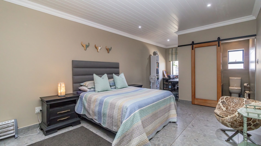 6 Bedroom Property for Sale in Heatherlands Western Cape